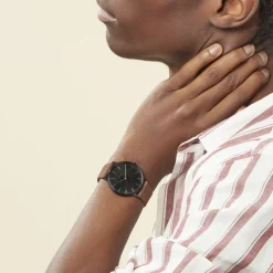 Best ARCTIK Montre Nomade Noir cadran noir fond noir bracelet cuir marron