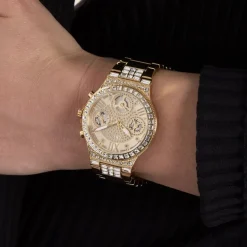 GUESS Montre Moonlight Champagne cadran doré fond champagne bracelet acier doré