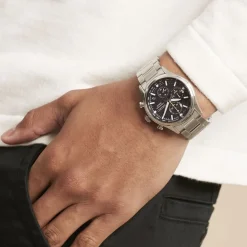 SEIKO Montre Sport Noir cadran argenté fond noir bracelet acier argenté