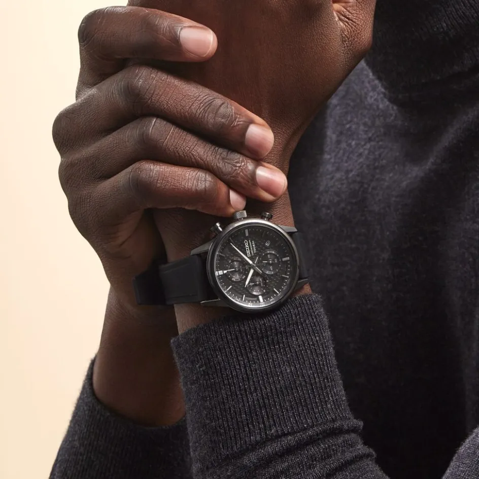 Outlet SEIKO Montre Sport Titane Noir cadran gris fond noir bracelet silicone noire